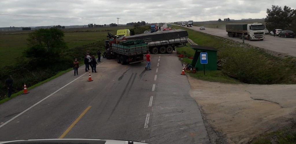 Colisão entre dois caminhões deixa três pessoas feridas na BR 116