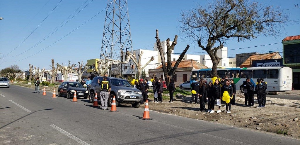 Alunos do Cesam realizam blitz de conscientização contra o suicídio 