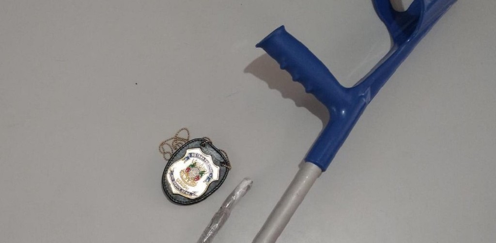 Idosa é presa ao tentar entrar em presídio com drogas dentro de muleta 