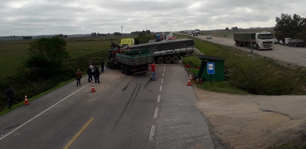 Morre uma das vítimas de acidente entre dois caminhões em Camaquã