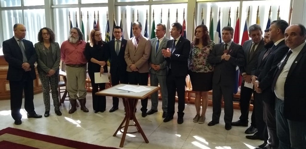 Deputados protocolam texto que retira os R$ 55 milhões das emendas parlamentares e devolve à Consulta Popular