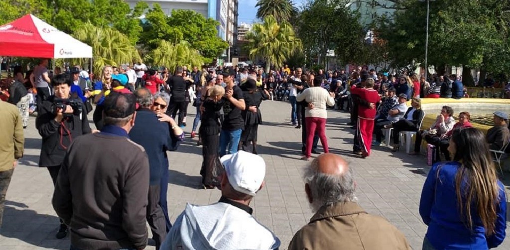 Décima Edição do Baile dos Anos Dourados é marcada por grande público na Praça Xavier Ferreira
