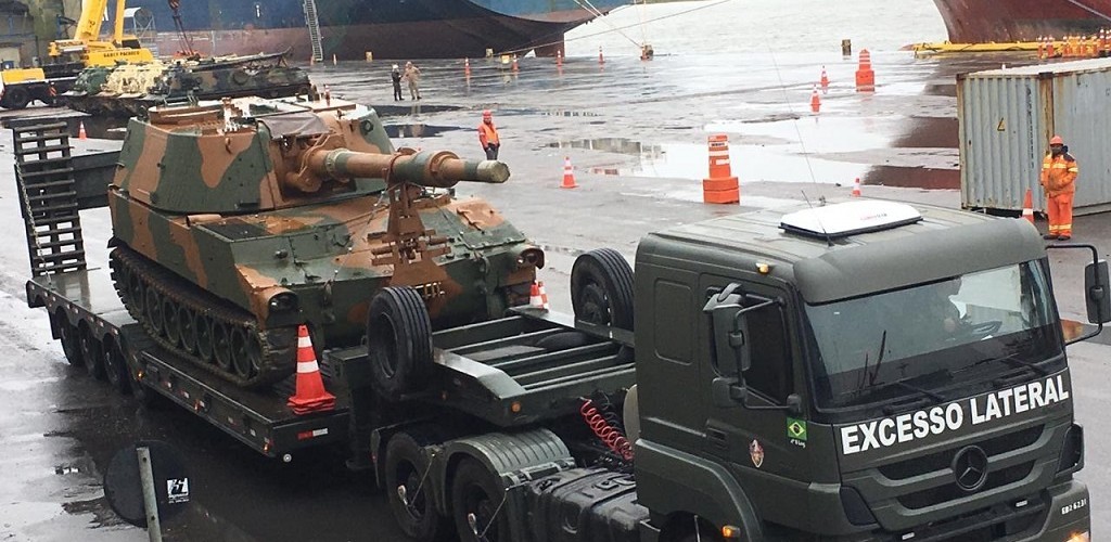 Porto recebe navio norte-americano com 32 tanques para o Exército Brasileiro