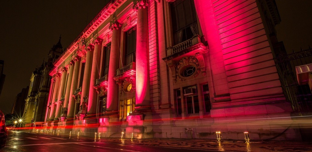Palácio Piratini recebe iluminação especial em apoio ao Outubro Rosa