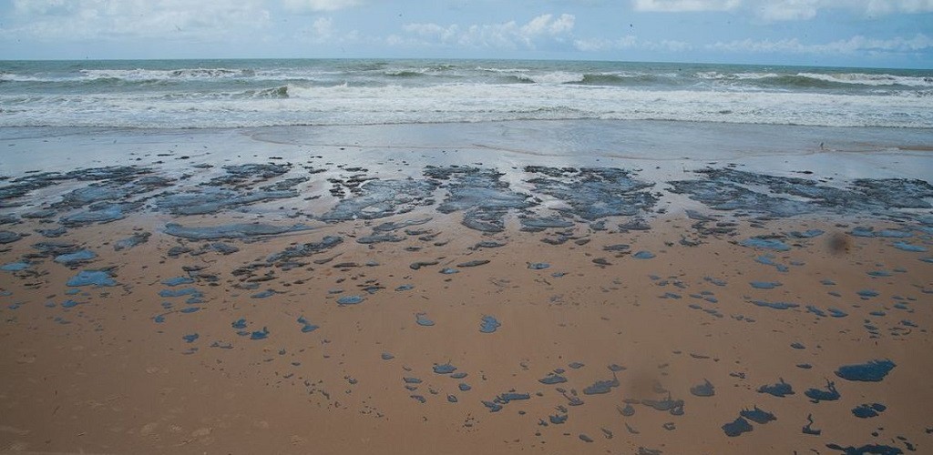 Petrobras recolhe mais de 133 toneladas de resíduo oleoso de praias
