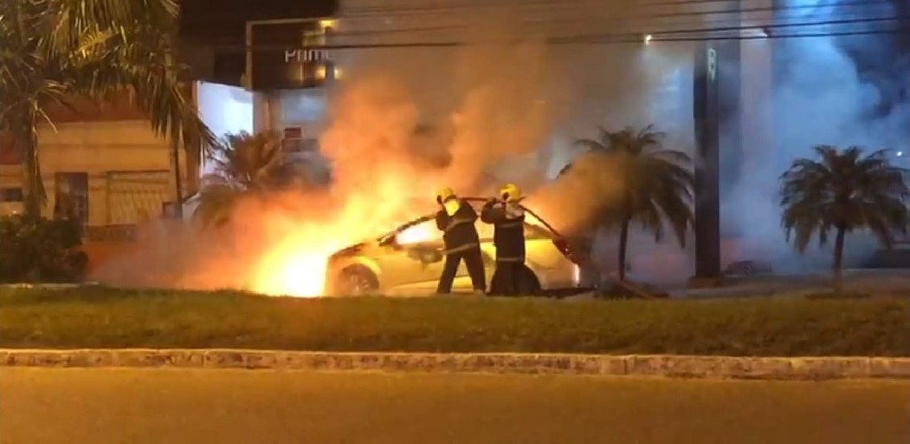 Carro pega fogo na Presidente Vargas na madrugada