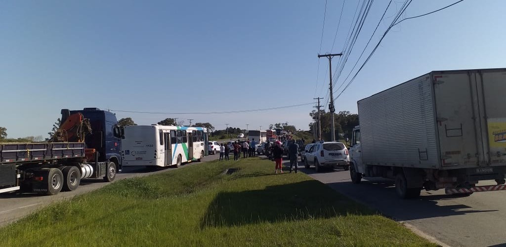 Carro capota no viaduto sobre os trilhos da ERS 734