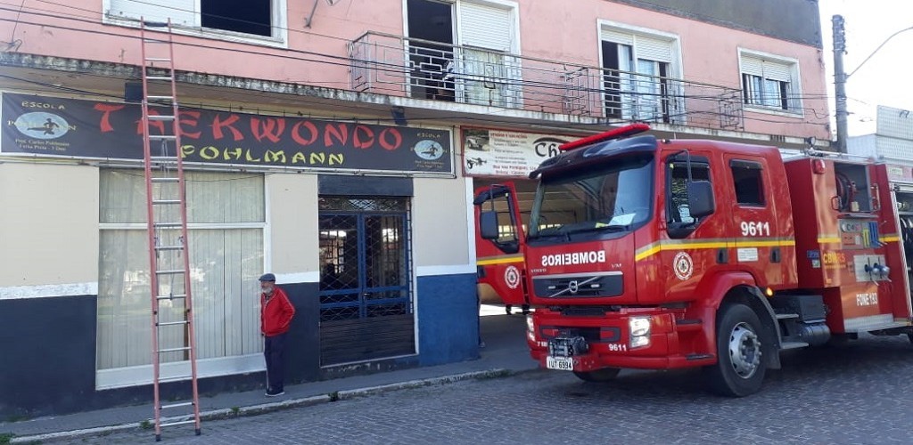 Em ação rápida, bombeiros salvam adolescente e cachorro de incêndio em apartamento