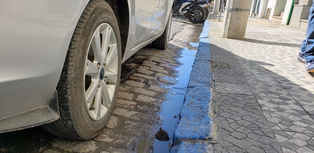 Vazamento de água na Marechal Floriano preocupa comerciantes