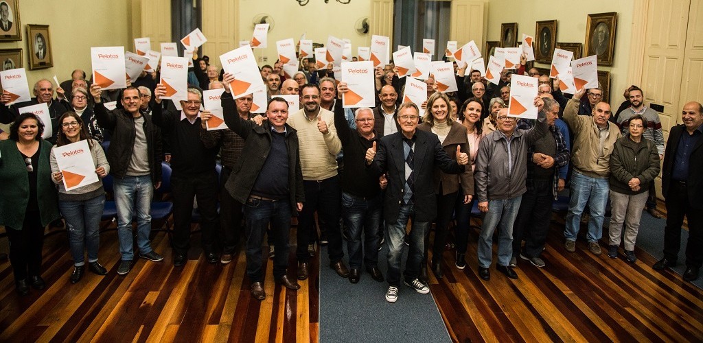 Prefeitura entrega novas autorizações a taxistas de Pelotas