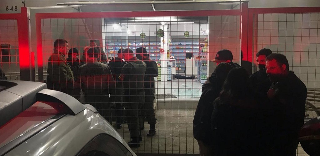 Tentativa de assalto em farmácia termina com um bandido morto, outro preso e policial ferido