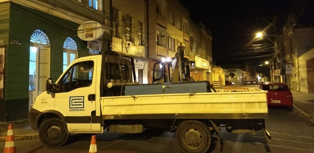 Corsan conserta vazamentos apontados por ouvintes em dois pontos da cidade