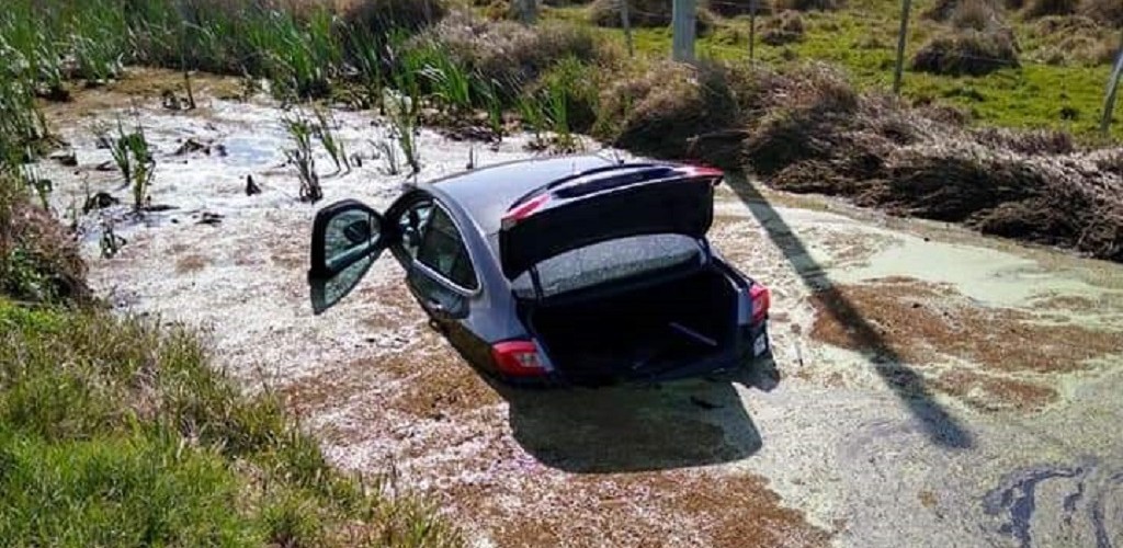 Motorista perde o controle de veículo e cai em valeta no Cassino