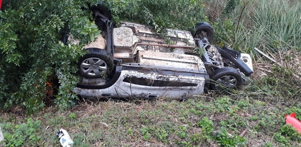 Motorista perde o controle de veículo, bate em poste e capota na ERS 734