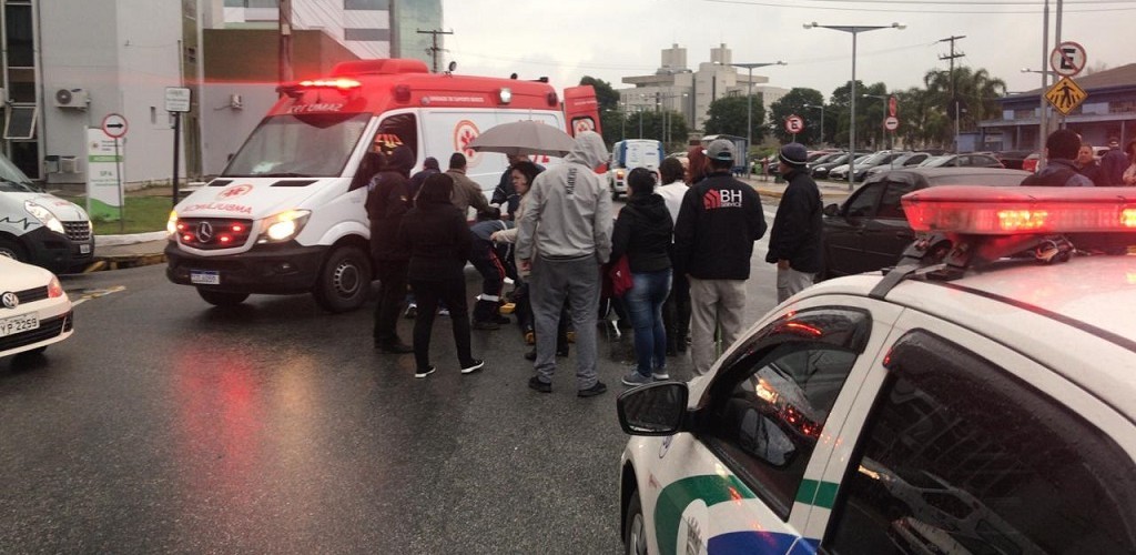 Acidente entre carro e moto deixa homem ferido no Centro