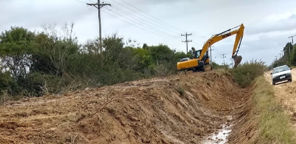 Escavadeira hidráulica melhora serviços de drenagem em Pelotas