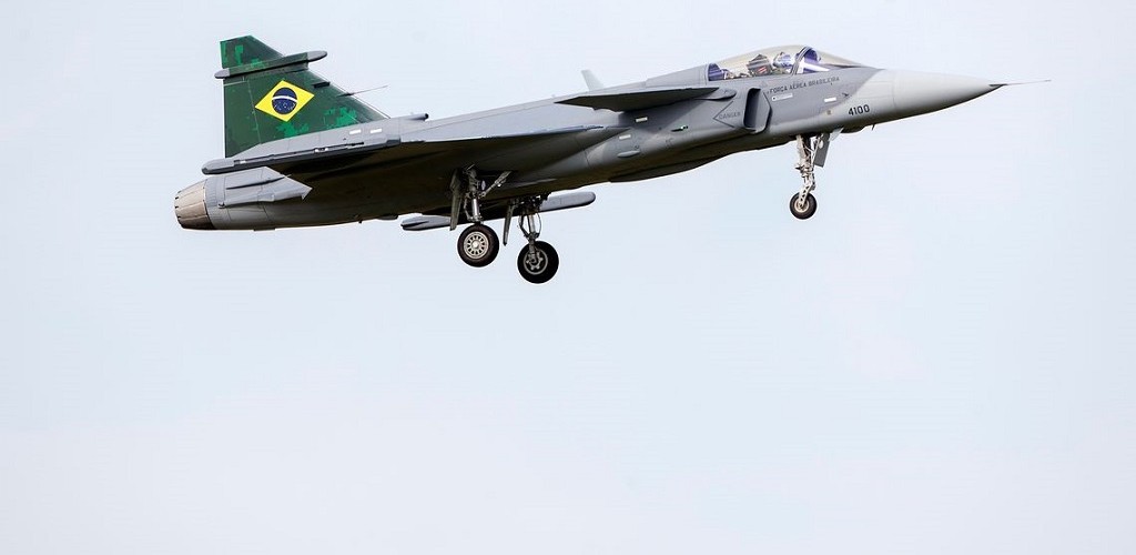 Brasil recebe primeiro dos 36 caças Gripen comprados para a FAB