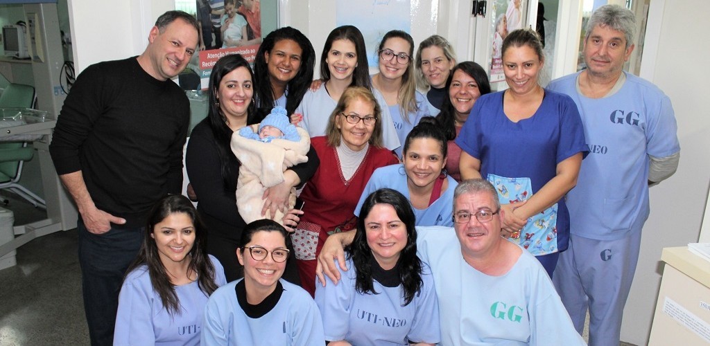 Bebê que chegou a pesar 405 gramas tem alta no HU-Furg