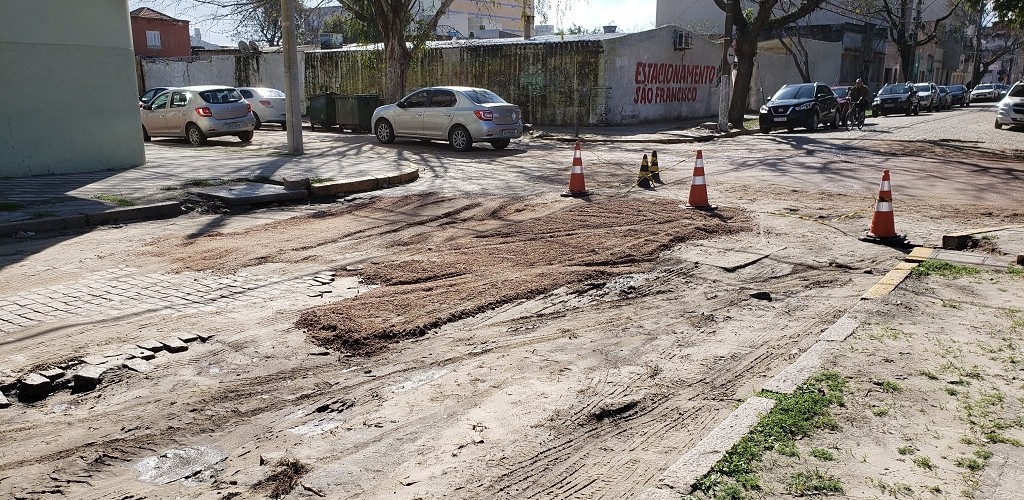 Moradores de trecho da Rua Canabarro sofrem com obras inacabadas