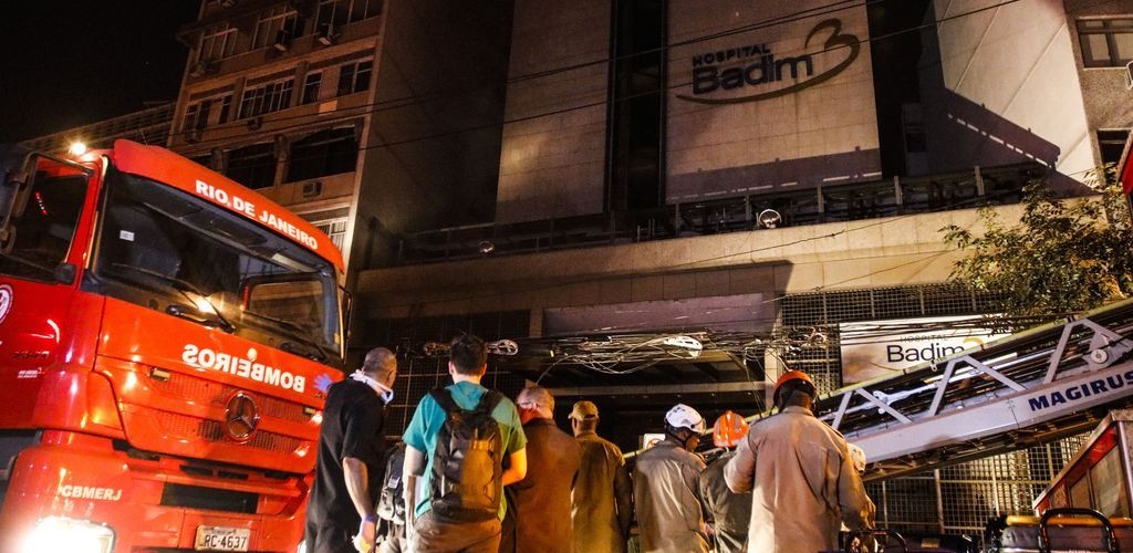 Incêndio é controlado e pacientes são removidos de hospital no Rio