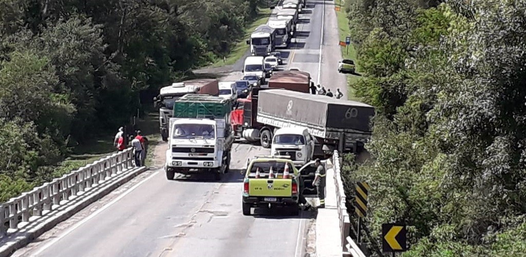 Colisão entre carretas e carro provoca lentidão na BR 392
