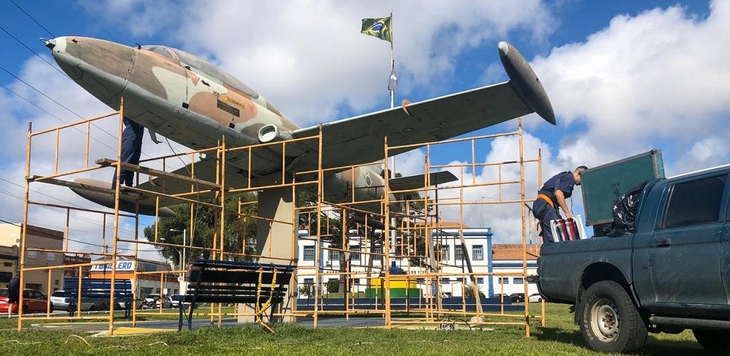Avião da Praça das Forças Armadas passa por restauração