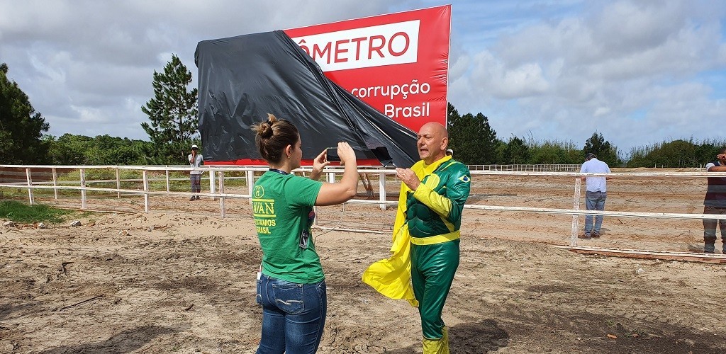 Em Rio Grande, Luciano Hang inaugura Atrasômetro