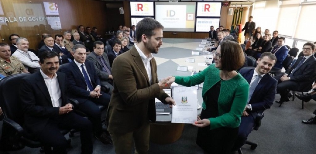 Leite revoga decretos para facilitar vida de empreendedores e cidadãos