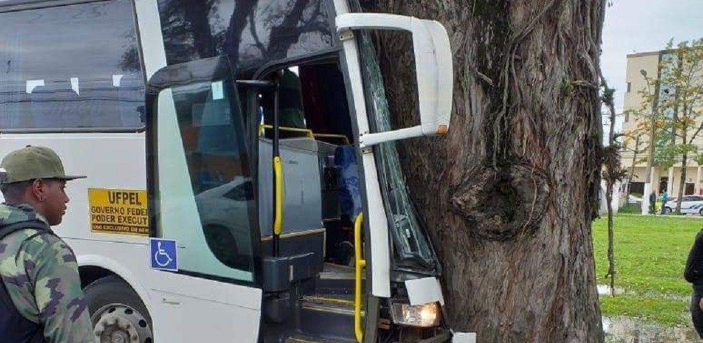 Estudantes ficam feridos após ônibus de apoio da UFPel colidir em árvore