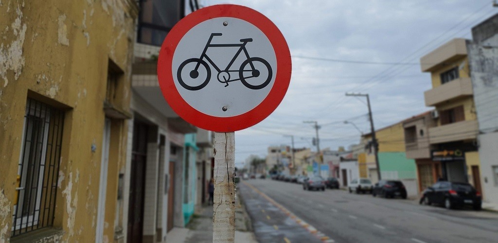 Ciclofaixa da Vice-Almirante Abreu tem sinalização concluída