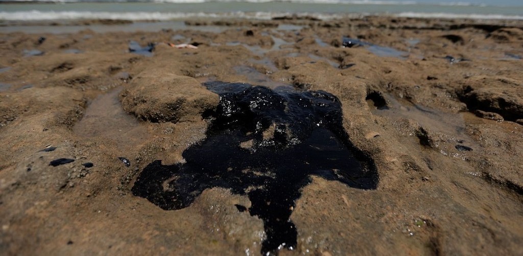 Marinha: fragmentos de óleo chegaram a praia do Espírito Santo