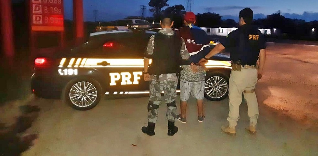 PRF e BM prendem homem armado e recuperam veículo clonado 