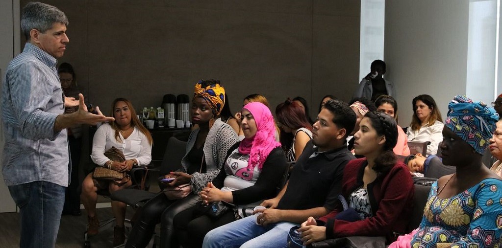 Refugiadas e imigrantes buscam oportunidades no mercado de trabalho