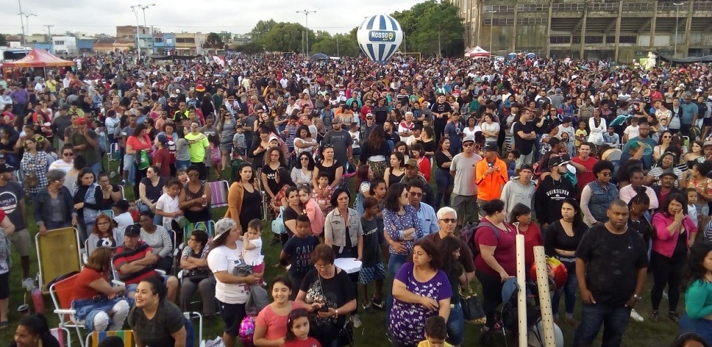 Festa de aniversário da Rádio Oceano reúne milhares de pessoas na Praça Saraiva