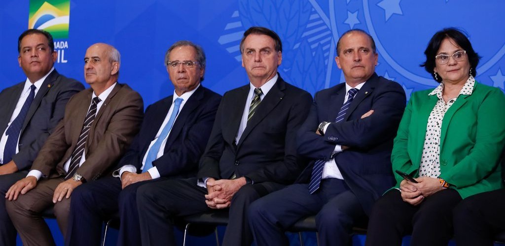 Bolsonaro assina medida provisória que extingue o DPVAT