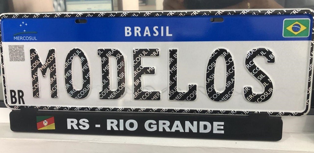 Suportes de placas Mercosul não geram infração, garante estampador