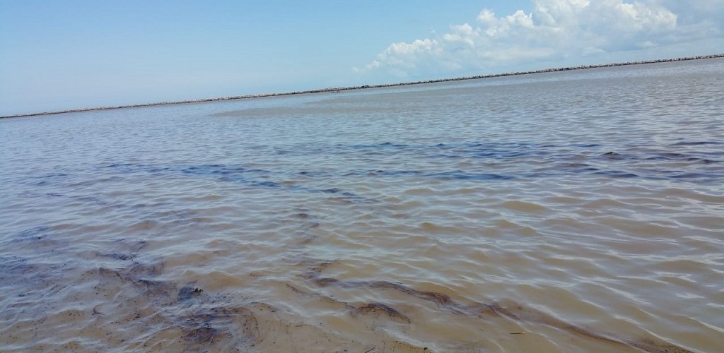 Imagens mostram mancha de óleo próximo aos molhes da Barra