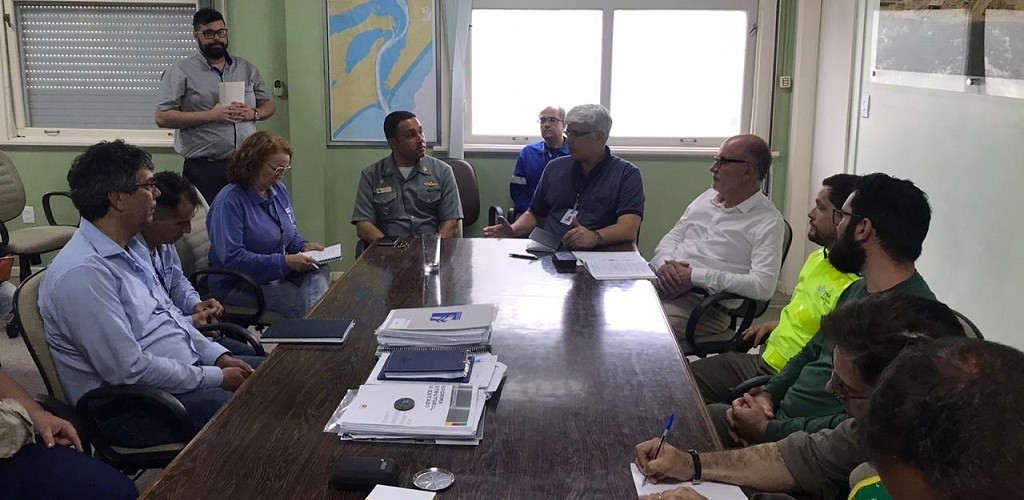 Reunião avalia situação do vazamento do óleo no complexo portuário