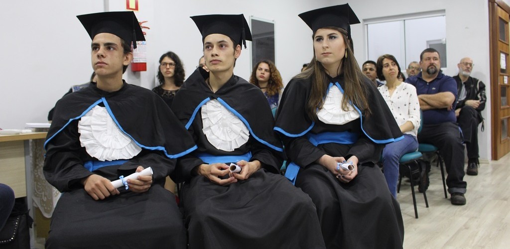 Estudantes da primeira turma do 9º ano da Escola Bilíngue são diplomados