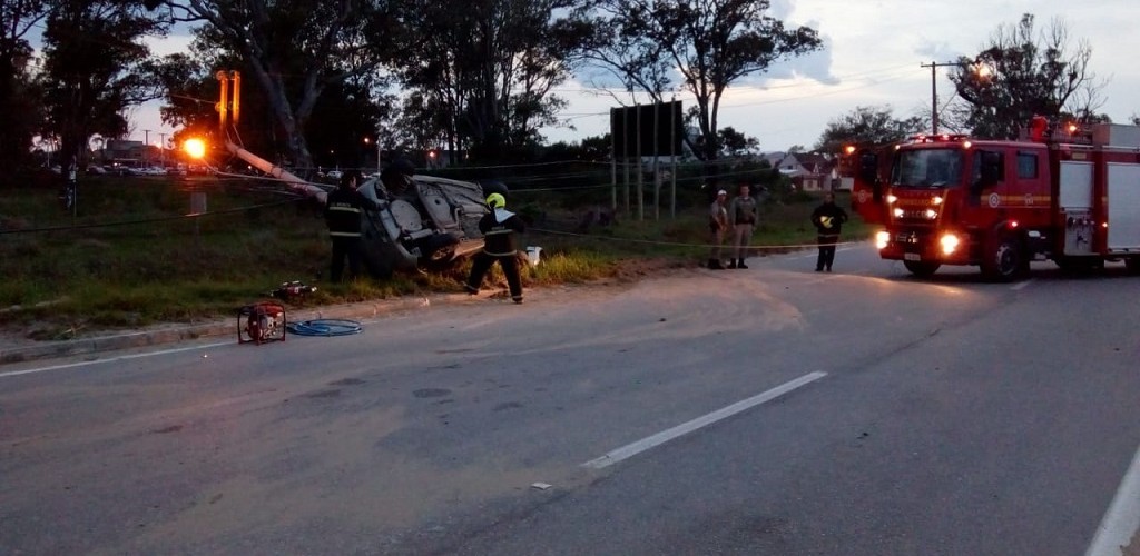 Motorista fica ferido ao bater carro contra poste na ERS 734