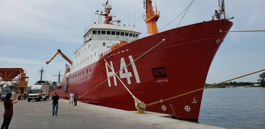 Navio Almirante Maximiano realiza parada em RG