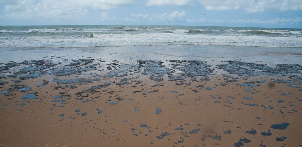 Petrobras retira mais de 200 toneladas de resíduo oleoso de praias