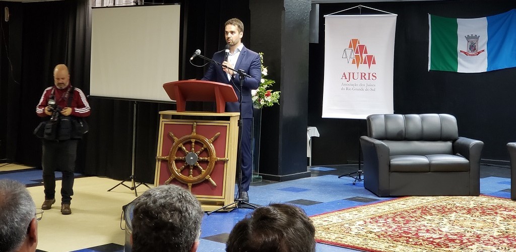 Eduardo Leite palestra em evento da magistratura em RG