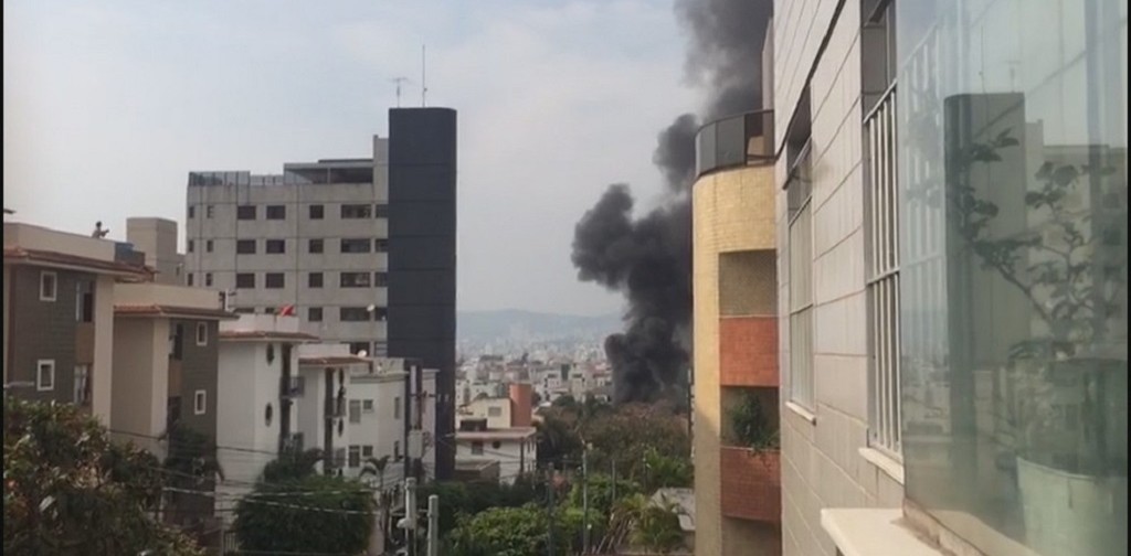 Avião de pequeno porte cai em bairro residencial de BH