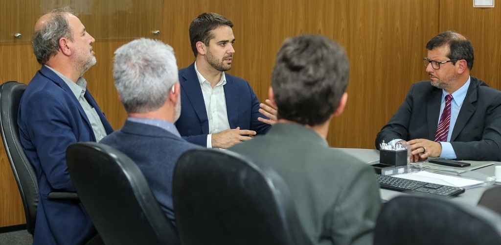 Prefeito e secretário pautam atrasos nos repasses habitacionais com o governador Eduardo Leite