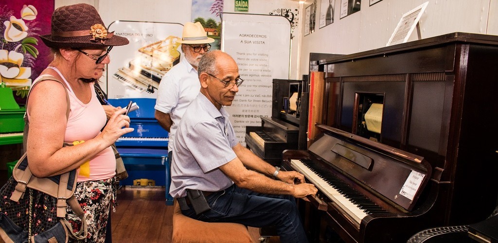 Museu itinerante promove shows com piano no Largo do Mercado de Pelotas