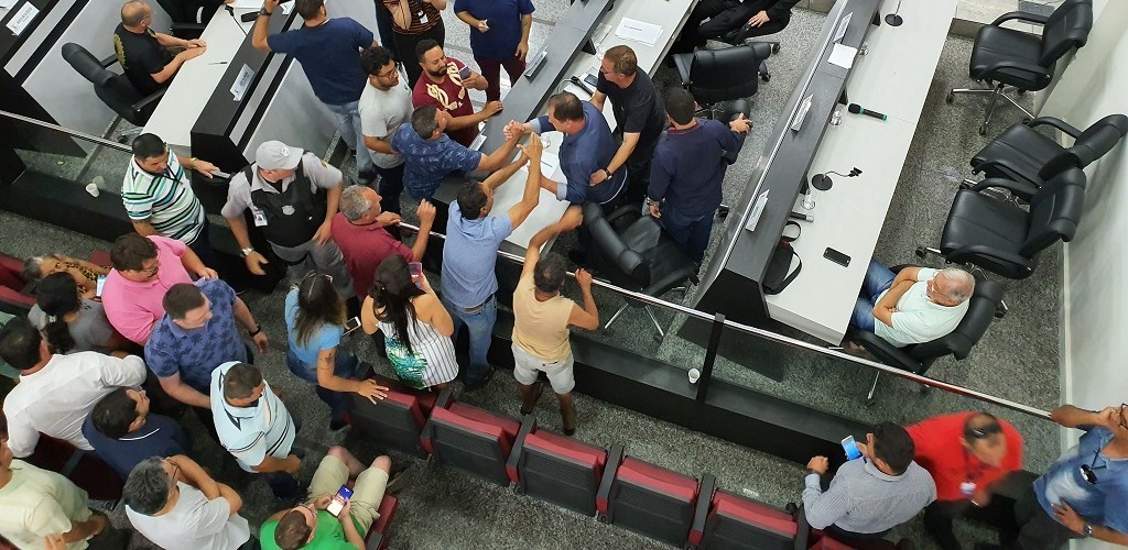 Após mais de cinco horas de sessão, vereador Vavá é eleito presidente da Câmara