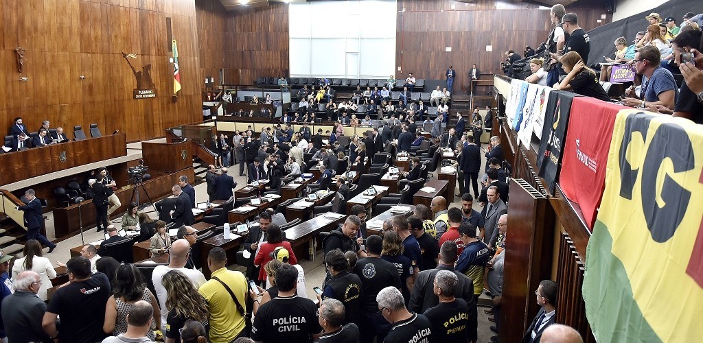 Plenário aprova projeto que altera a previdência dos servidores civis