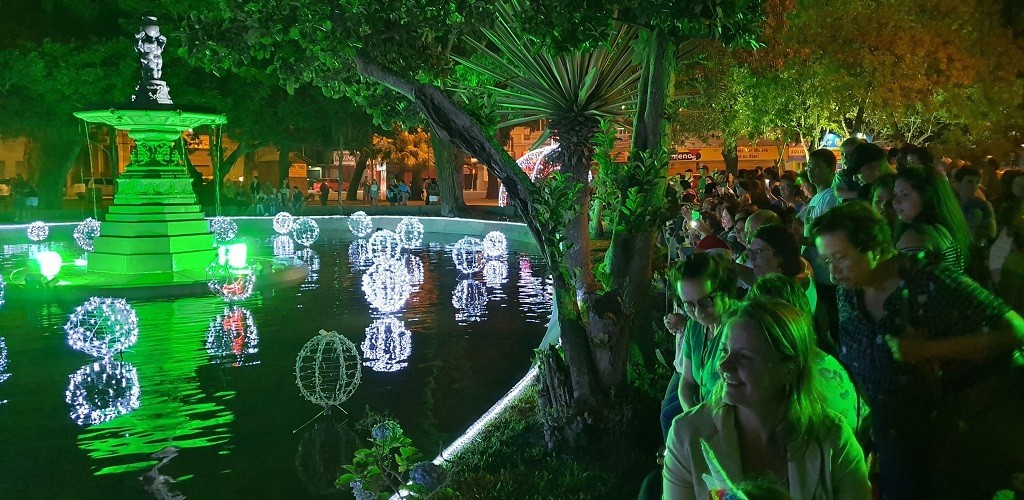Praça Tamandaré recebe iluminação de Natal e movimento intenso