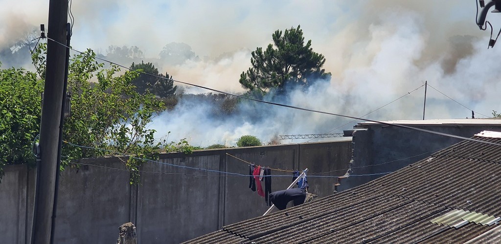 Incêndio em vegetação atinge área do aeroporto